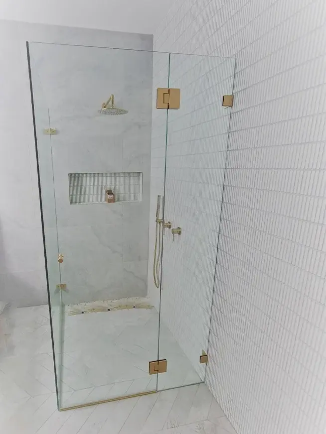 Frameless corner Shower