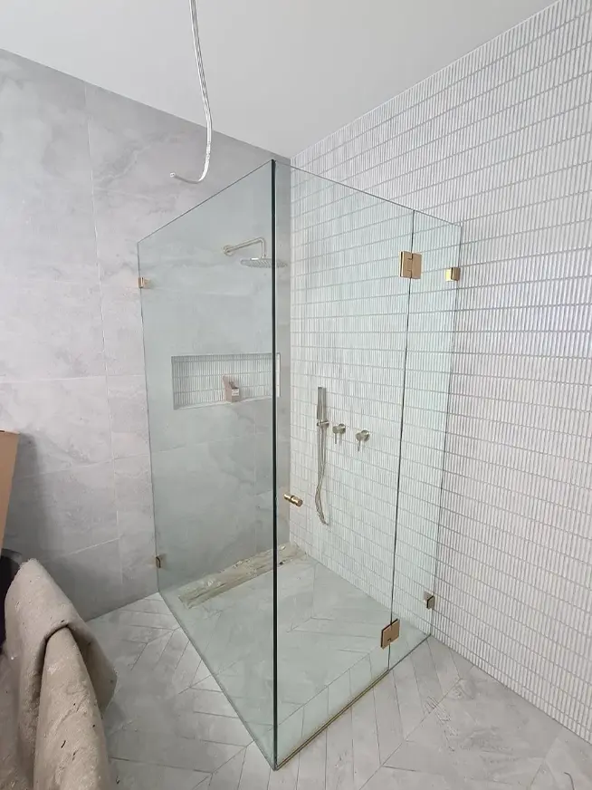 Frameless corner Shower